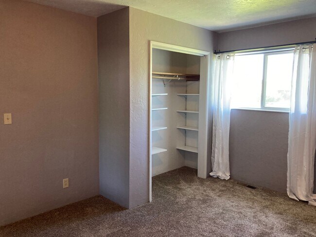 Building Photo - Kennewick Location w/a Country Flare!