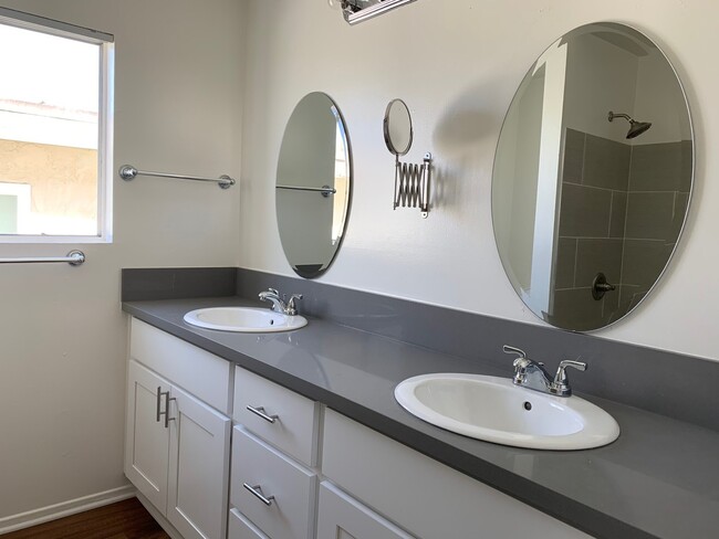 Building Photo - 206