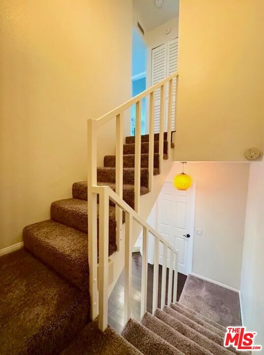 Building Photo - 805 N W Knoll Dr