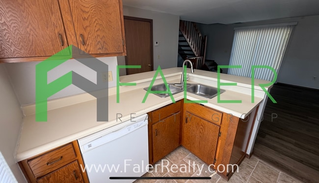 Building Photo - 2 Bed, 1.5 Bath Townhome