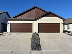 Building Photo - Want luxury living in the Far West ...Look no further...Amanda Park is it