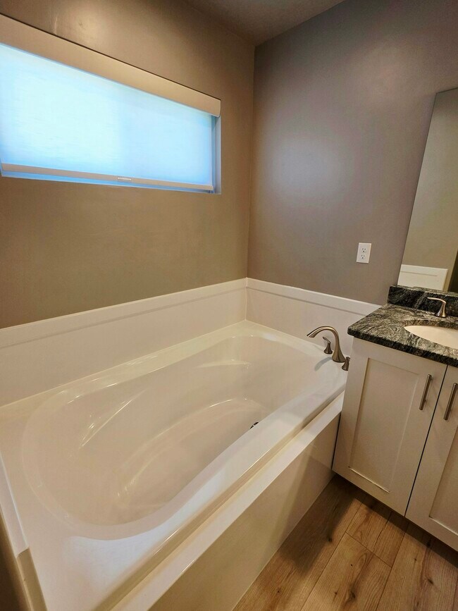 Building Photo - 9051 N Clubhouse Ln