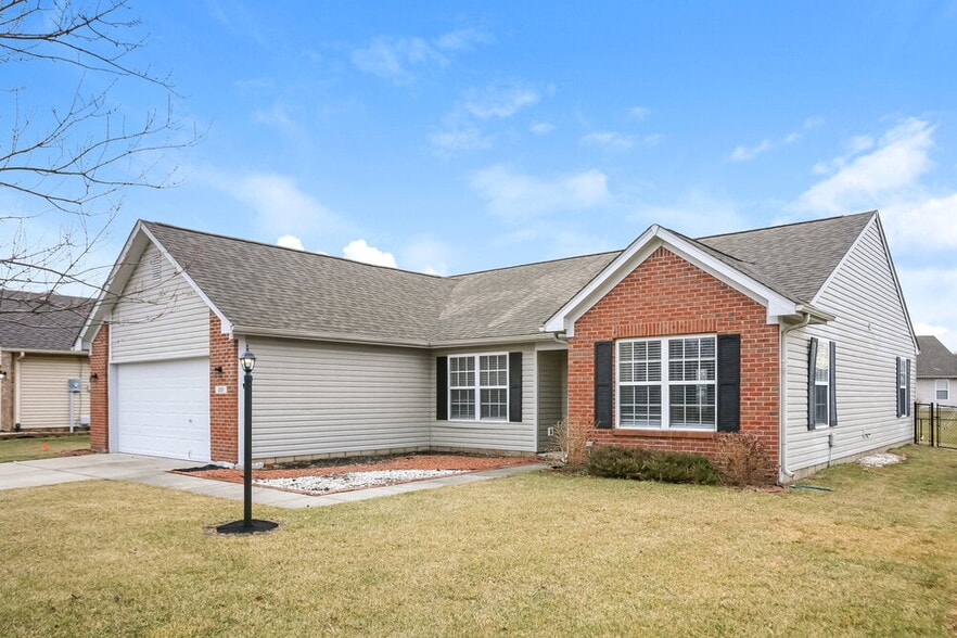 Building Photo - 221 Pennwood Ln