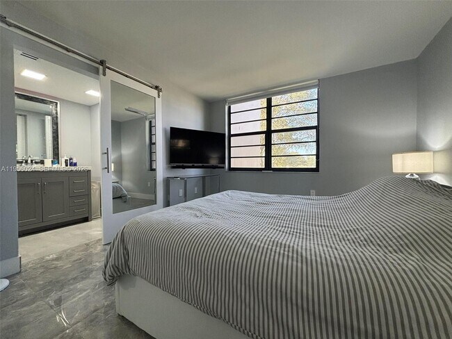 Building Photo - 10865 SW 112th Ave