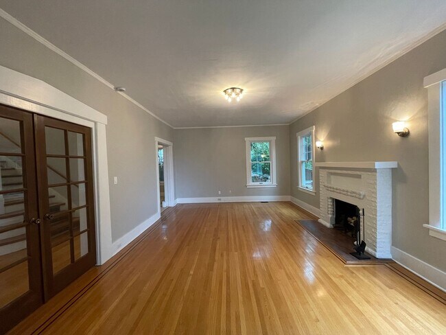 Building Photo - Elegant 4BR 2.5Bath Home with Fenced Yard & Garage Across from Seattle Prep**one month FREE rent**