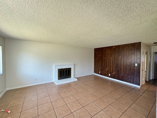 Building Photo - Comfortable and Affordable 2 Bedrooms, 1 B...