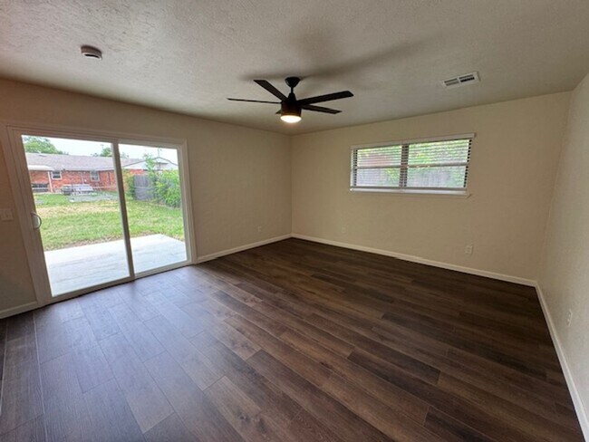 Building Photo - Stunning and trendy 3 bed 2 bath 2 car gar...