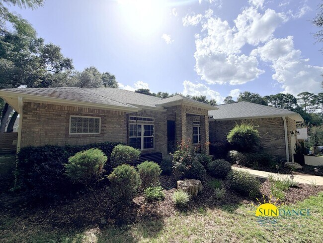 Building Photo - 213 Golf Course Dr