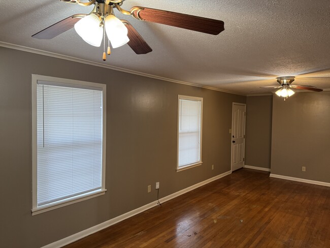 Living room - 915 Taylor St