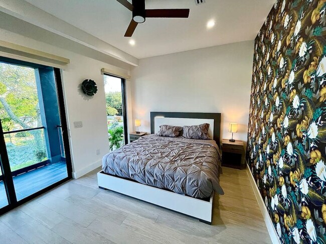 Building Photo - 549 NE 14th Ave