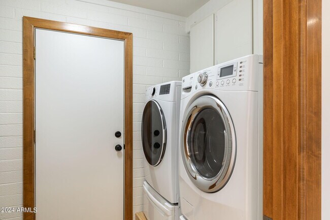 Building Photo - 8643 E Sandalwood Dr