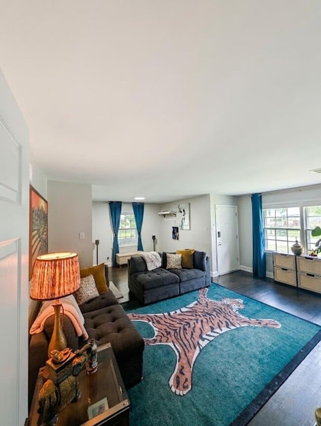 Building Photo - Amazing 4 Bedroom/ 2 bath East Memphis House @5259 Sequoia Ave.