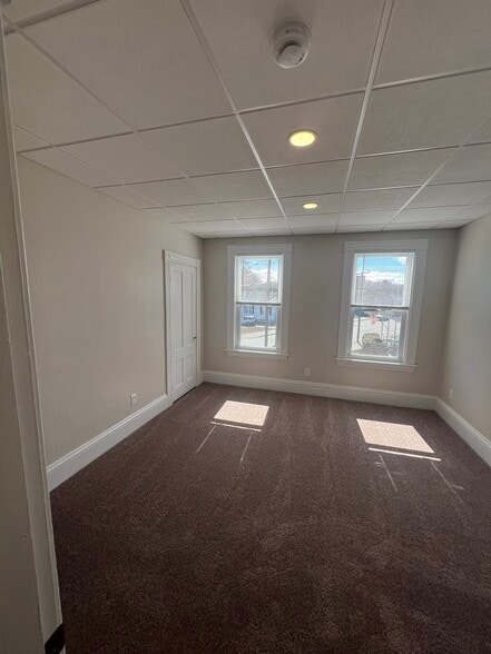 Bedroom with brand new carpet - 75 Boynton St