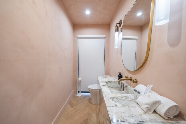 Building Photo - 2221 Bowmont Dr