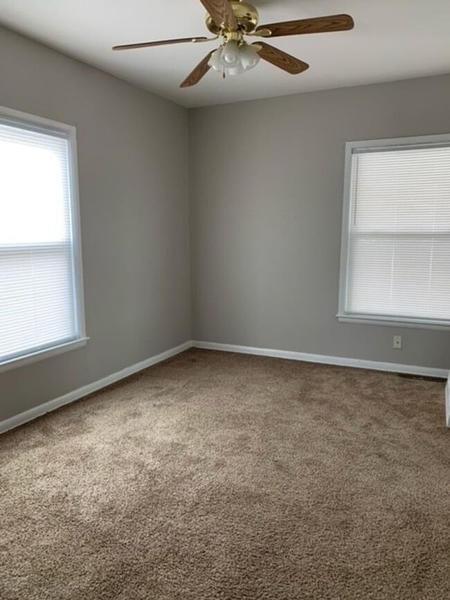 Building Photo - Charming 2-bedroom House Available with fe...