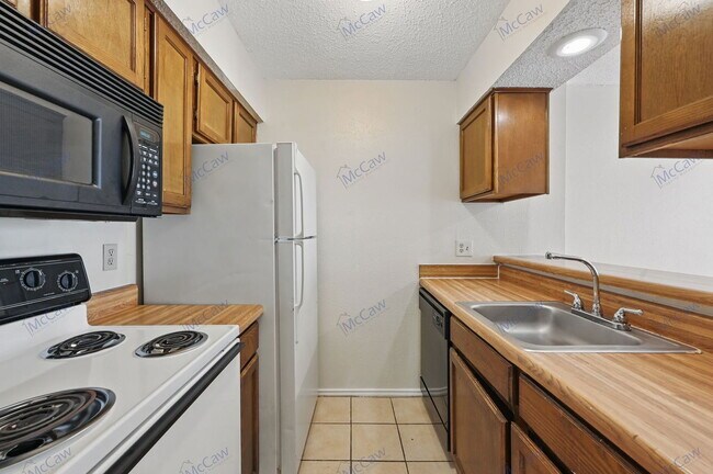 Building Photo - 9520 Royal Ln