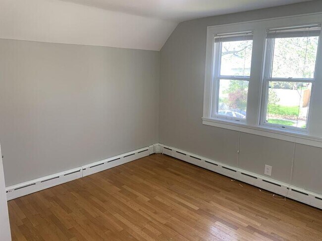 Building Photo - West Side 3BR Upper