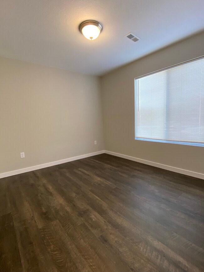 Building Photo - 592 E Martens Ct