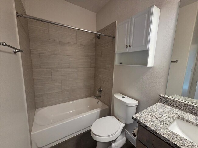 Building Photo - 800 Woodview Dr