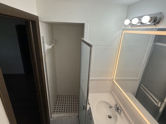 Building Photo - 7634 Rosewood Dr