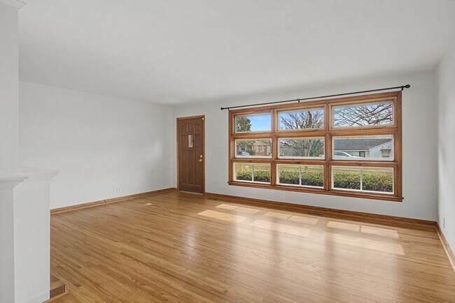 Building Photo - Mid Century Modern in Donelson with 4 bed 2bath, pet friendly, 2 car garage, and potential music ...