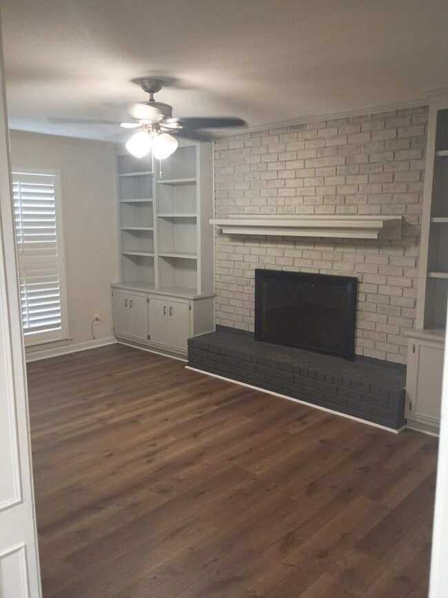 Building Photo - Classic Charm Meets Modern Comfort