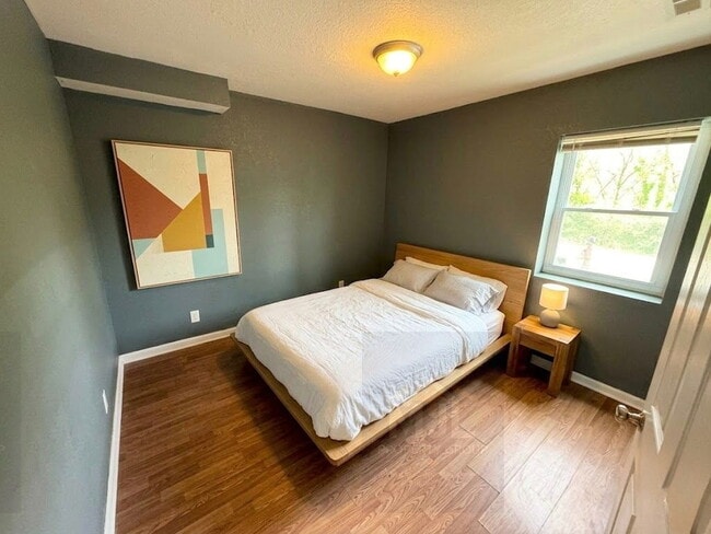 Building Photo - Spacious 3 Bedroom / 1 Bath Apartment in Sugar Creek *Ready Now*