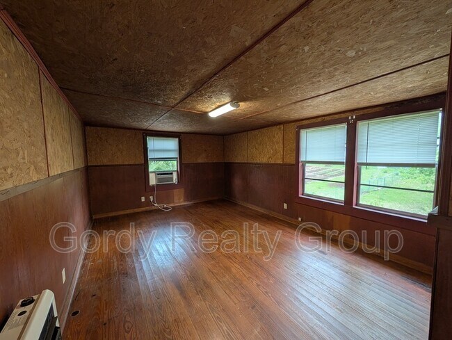 Building Photo - 2955 N Caledonia St