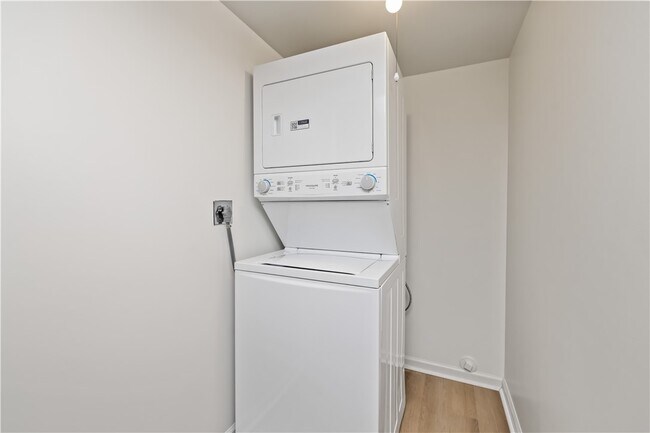 Building Photo - 154 Norwich Dr