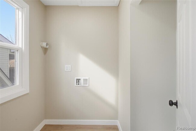 Building Photo - 14617-14617 Winthrop St