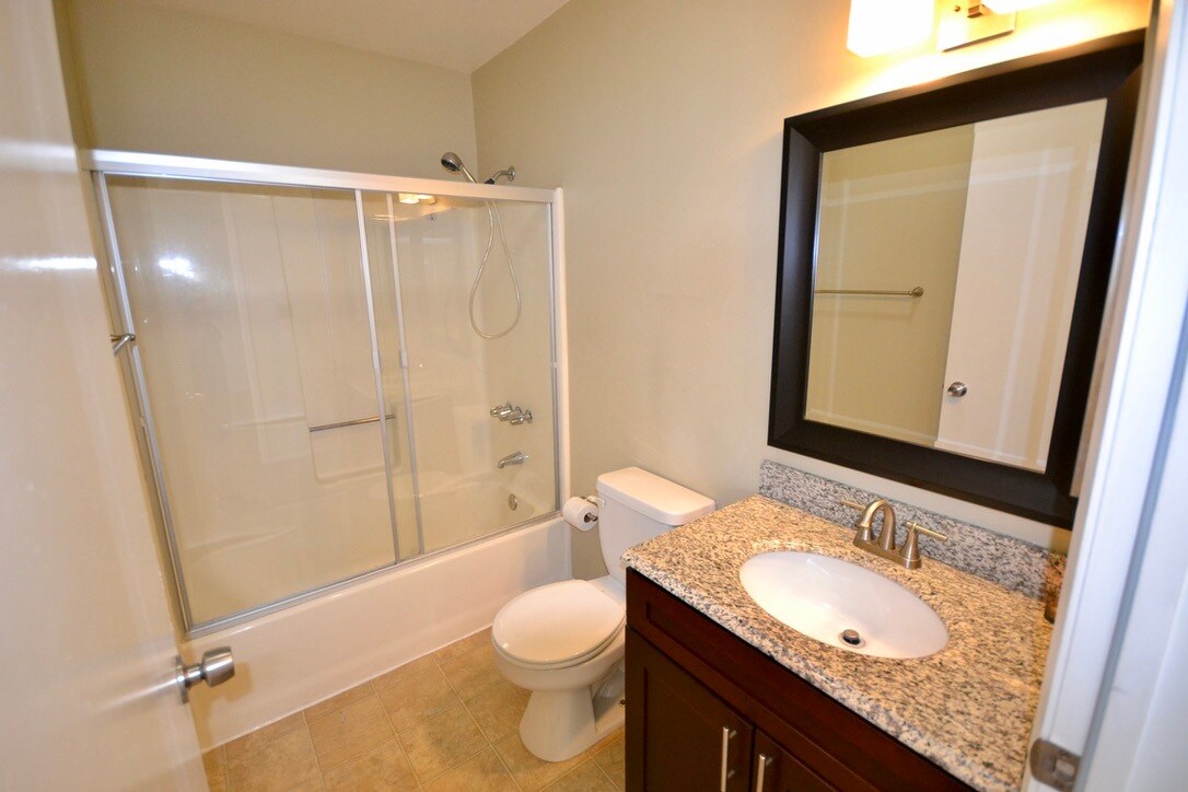 Top floor hallway bath outside bedrooms 1 and 2 - 3161 Weldon Ave