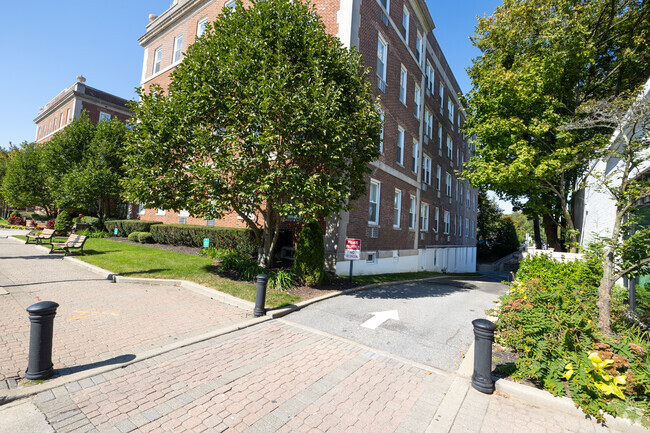 Building Photo - Hampshire House Condos