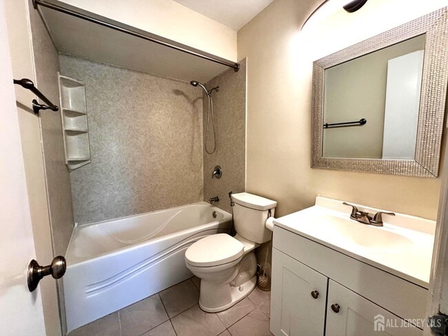 Building Photo - 4 Pond View Dr