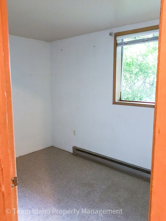 Building Photo - Taylor Ave Tri-Plex