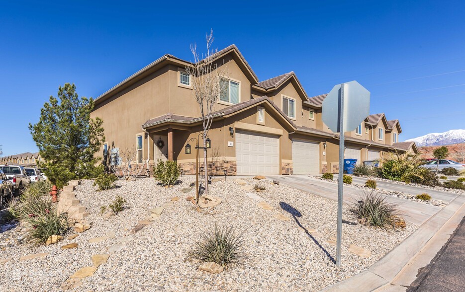 Building Photo - 1000 E Bluff View Dr