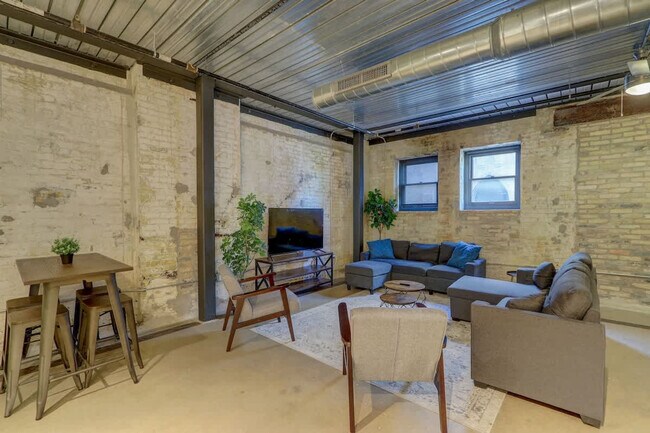 Building Photo - 1011 W Juneau Ave