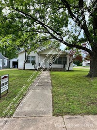 Building Photo - Charming 3-Bedroom Home with Ample Storage...