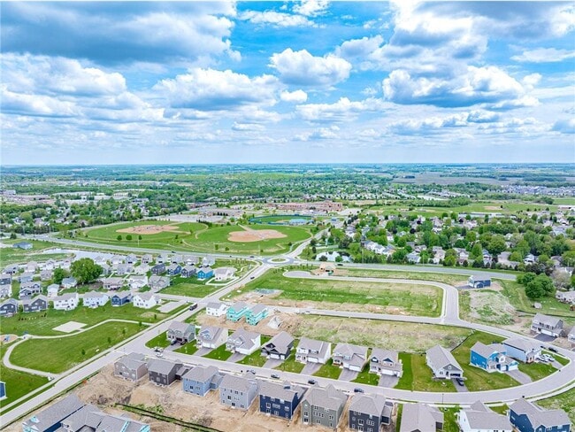Building Photo - 717 Winterberry Ln