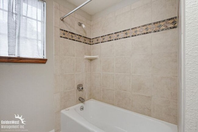 Building Photo - Spacious and Inviting 4Bdm 3Ba Home Nestled in the Scenic Hills of Fallbrook!