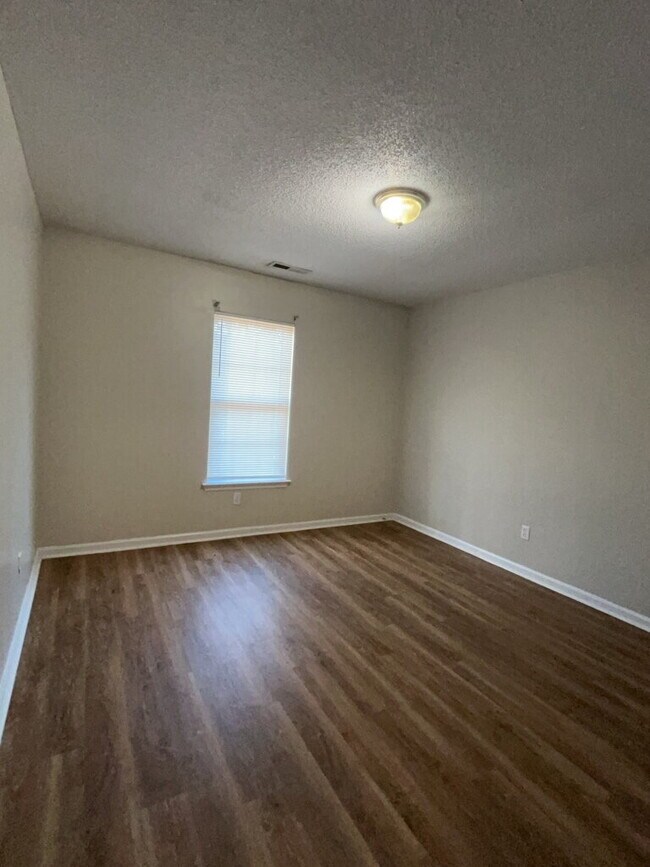 Building Photo - Two Bedroom Two Full Bathroom End Unit Townhome located in Indian Wells!