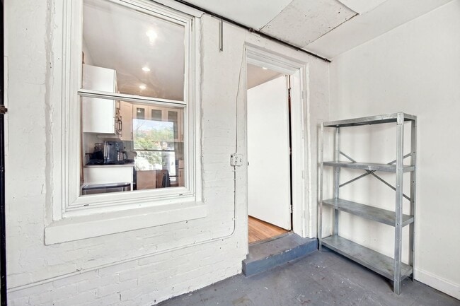 Building Photo - 3330 W Evergreen Ave