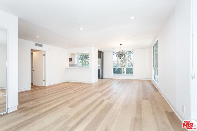 Building Photo - 301 Rexford Dr