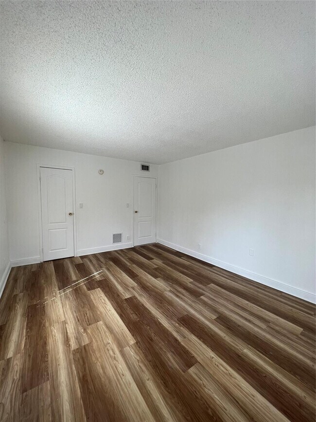 Building Photo - 5221 Geneva Ct