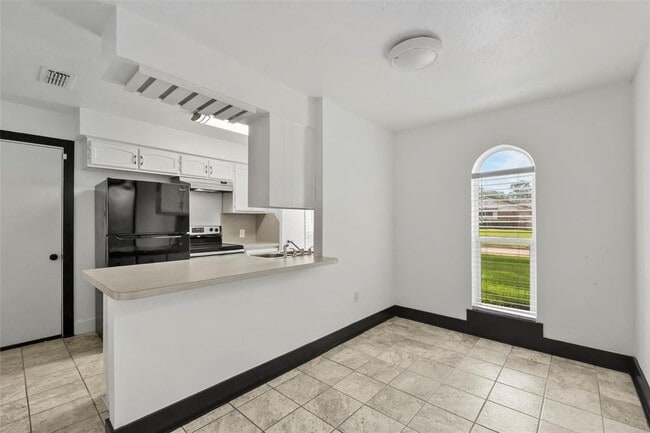 Building Photo - 826 Seacliff Dr