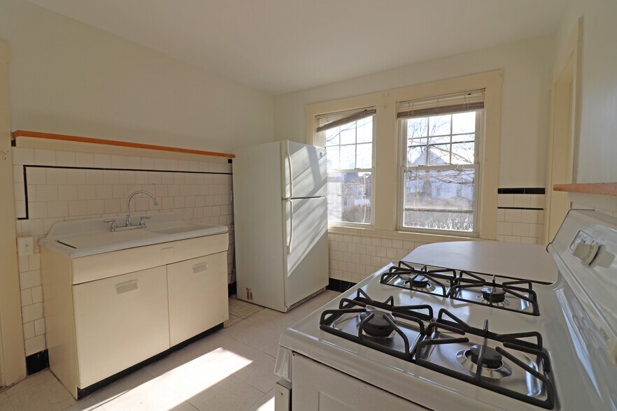 Building Photo - 54 Maplewood St
