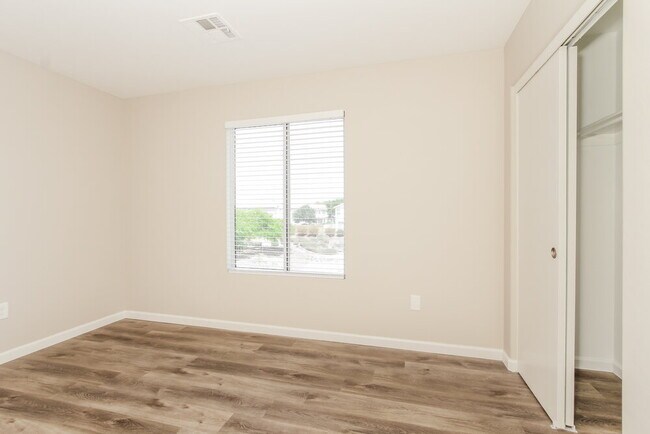 Building Photo - 1205 S 121st Dr