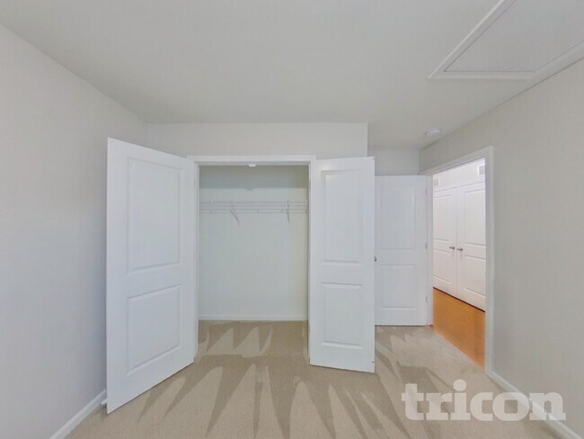 Building Photo - 2028 Stoney Pointe Cir