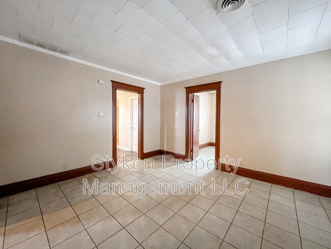 Building Photo - 247 S 5th Ave