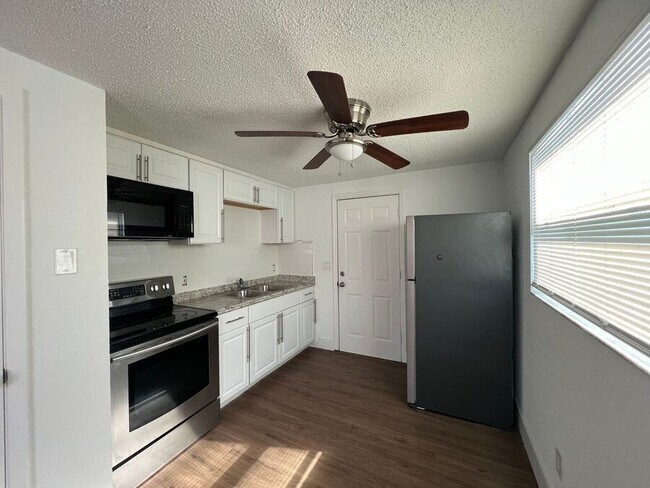 Building Photo - 9325 Goldenrod Rd