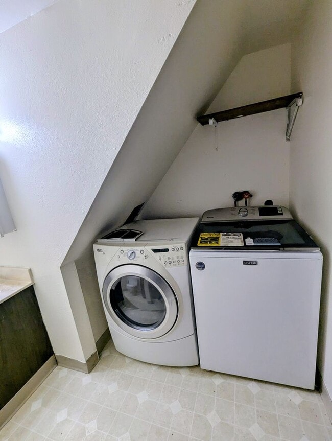 Building Photo - 4 BD/2BA Single Family Home in Dredge Lake...